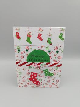 Weihnachtliche Grußkarte mit 3D-Strümpfen und Candy-Design — „Merry Christmas“